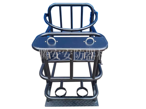 犯人上審訊椅為何需要光腳嗎？